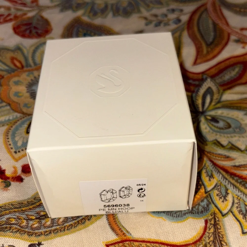 Swarovski Lucent hoop earrings Octagon shape, Small, Blue NIB - Picture 7 of 7